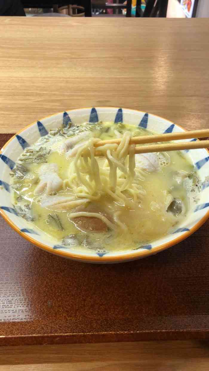 八面玲珑品面馆-"这家小餐厅在以前很热闹的云南路上,外面看.