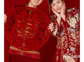 在颂当代拍摄了不同风格的婚纱照 最喜欢的还是这一套中