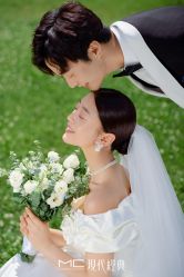 -现代经典婚纱摄影