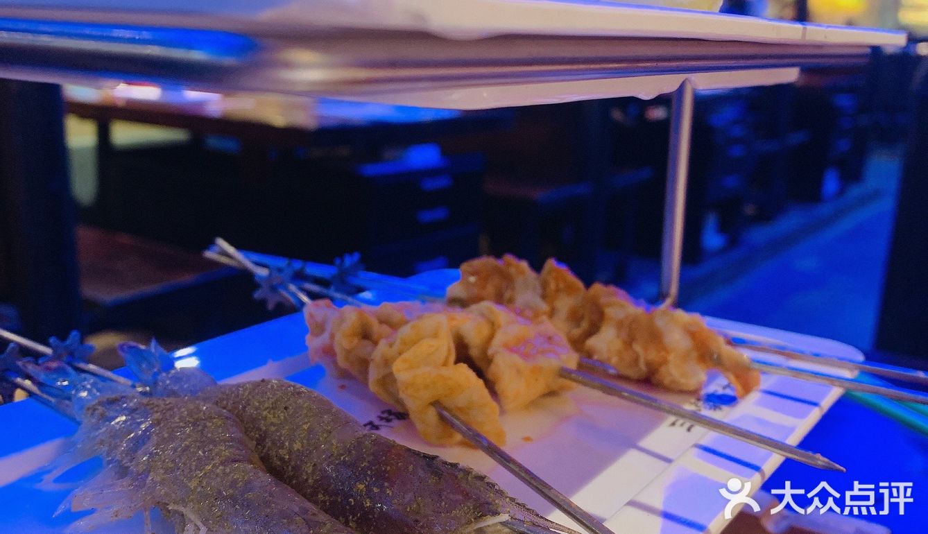 这次没有排队。来一打羊肉串~羊肉串油的地方也很香