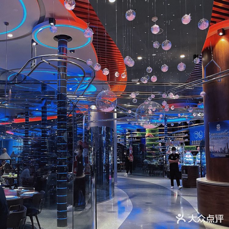 这家餐厅有点酷炫，还能看电影👀