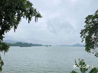 鹳山坐落于浙江省杭州市富阳区城东的富春江北岸