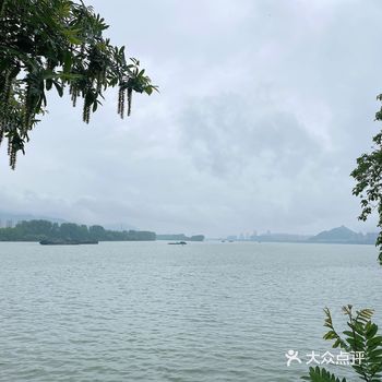 鹳山坐落于浙江省杭州市富阳区城东的富春江北岸