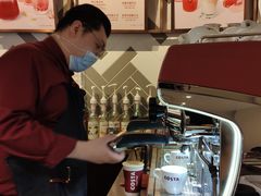 控制蒸汽机制造咖啡的练家子-COSTA COFFEE(新奥购物中心店)