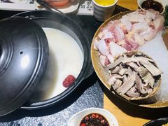 -洪氏嗨捞·广东猪肚鸡·椰子鸡火锅(西咸万象城店)