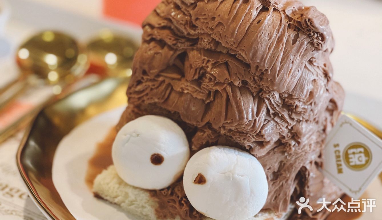 我邻桌的两个姑娘,拿着相机不停地拍拍拍拍拍,拍对方