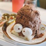 我邻桌的两个姑娘,拿着相机不停地拍拍拍拍拍,拍对方