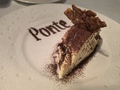 提拉米苏配杏仁脆片-Ponte 意大利餐厅
