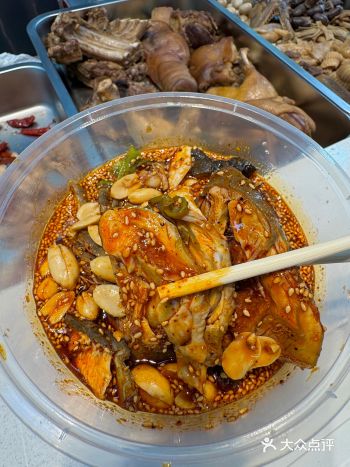尤其是白砍鸡，鸡肉都是专门选的跑山鸡，肉质鲜嫩不柴！