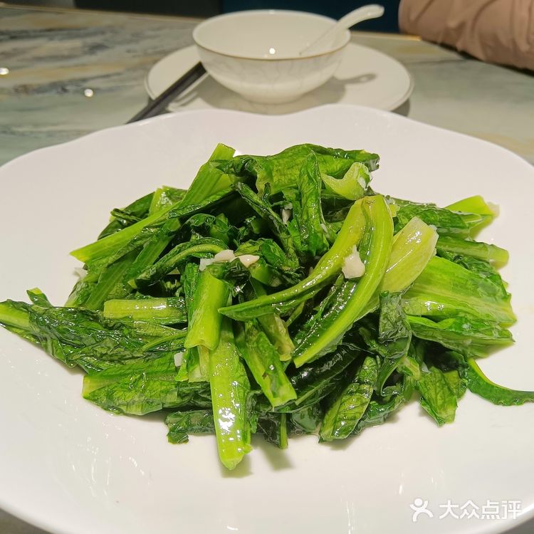 一百块就能吃到原价两百多的菜,四菜一果盘,两也足足的