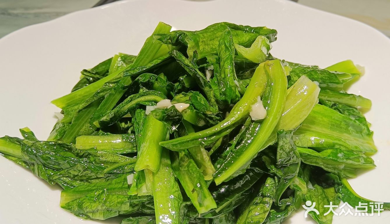 一百块就能吃到原价两百多的菜，四菜一果盘，两也足足的
