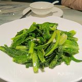 一百块就能吃到原价两百多的菜，四菜一果盘，两也足足的