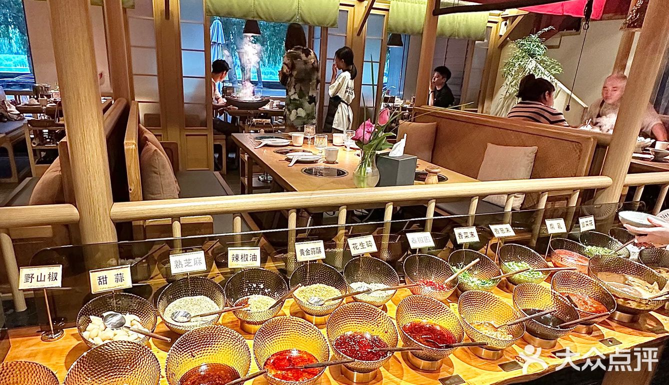 他家肉质真的好的没话说，清水锅都能涮出很香的肉味儿