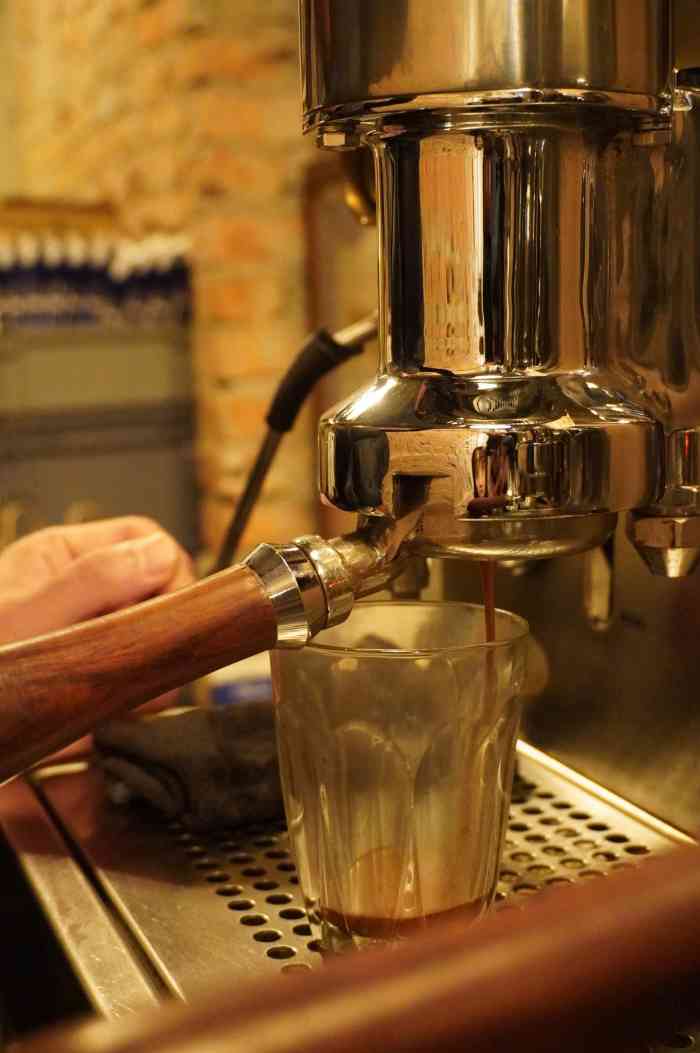 sewing machine coffee-"一直在成都很火的缝纫机咖啡店,店面虽小,.