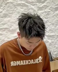 -一家只做男发烫染的店