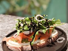 烟熏三文鱼牛油果轻芝士塔帕斯-SHADOWS•Bistro&Eatery(安福路店)