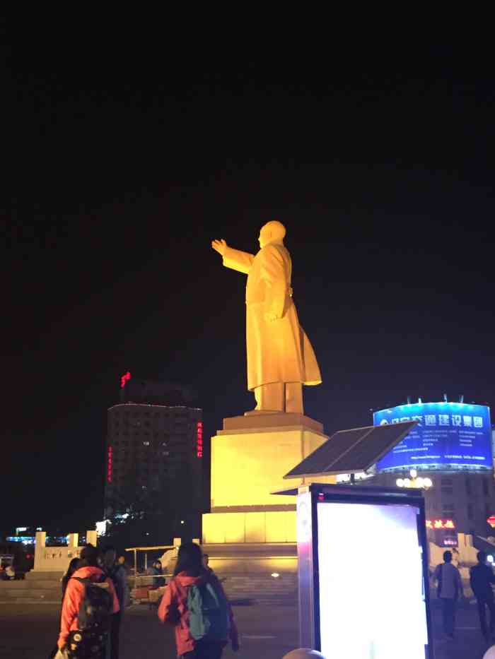 丹东站站前广场-"很好, 漂亮,干净,人不是很多,很舒适.