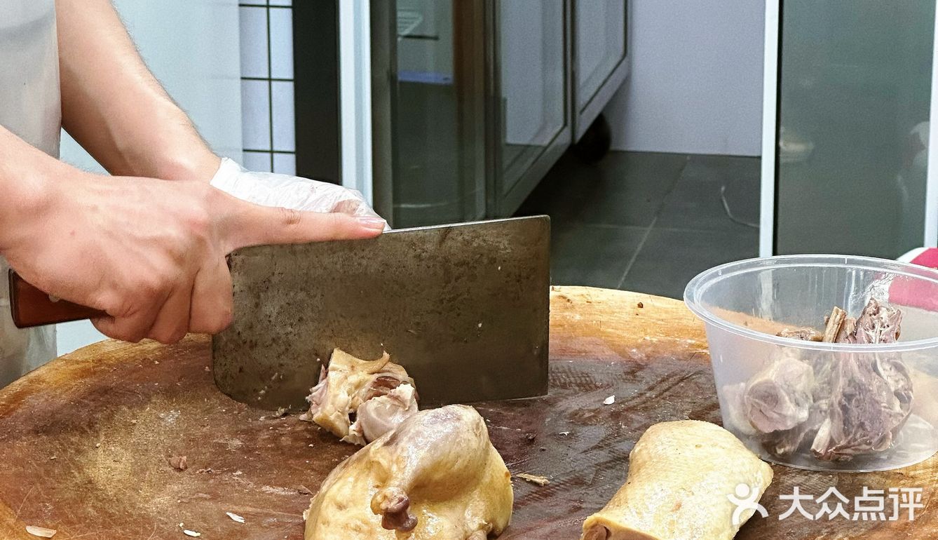 这不是我们从小吃的陈林鸭子吗？开进夫子庙啦！