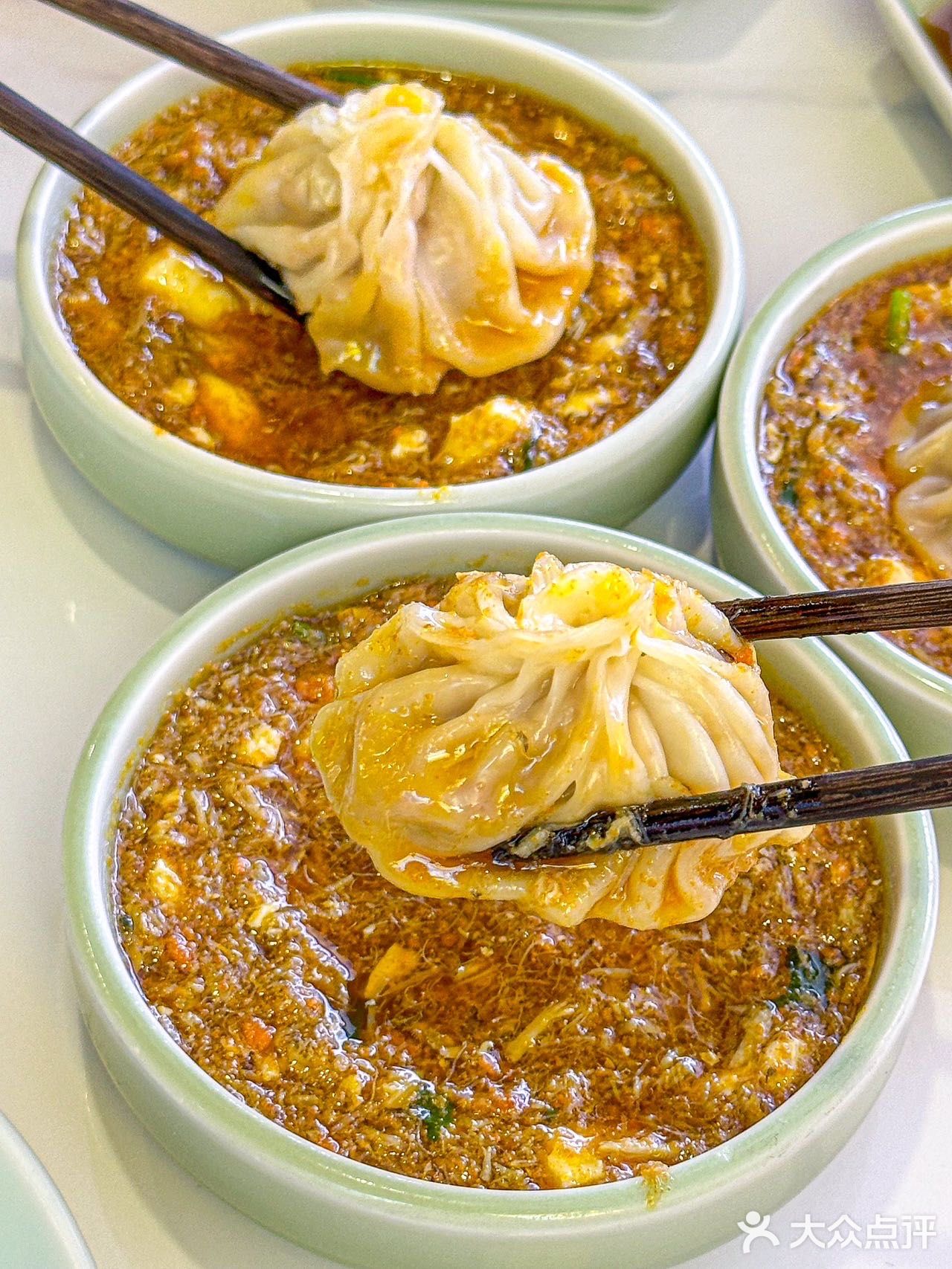 约了同事来这家吃吃看,据说一碗蟹黄面可是有六只螃蟹!