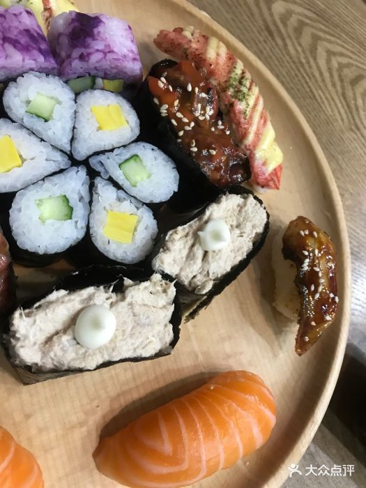 吞拿鱼军舰寿司