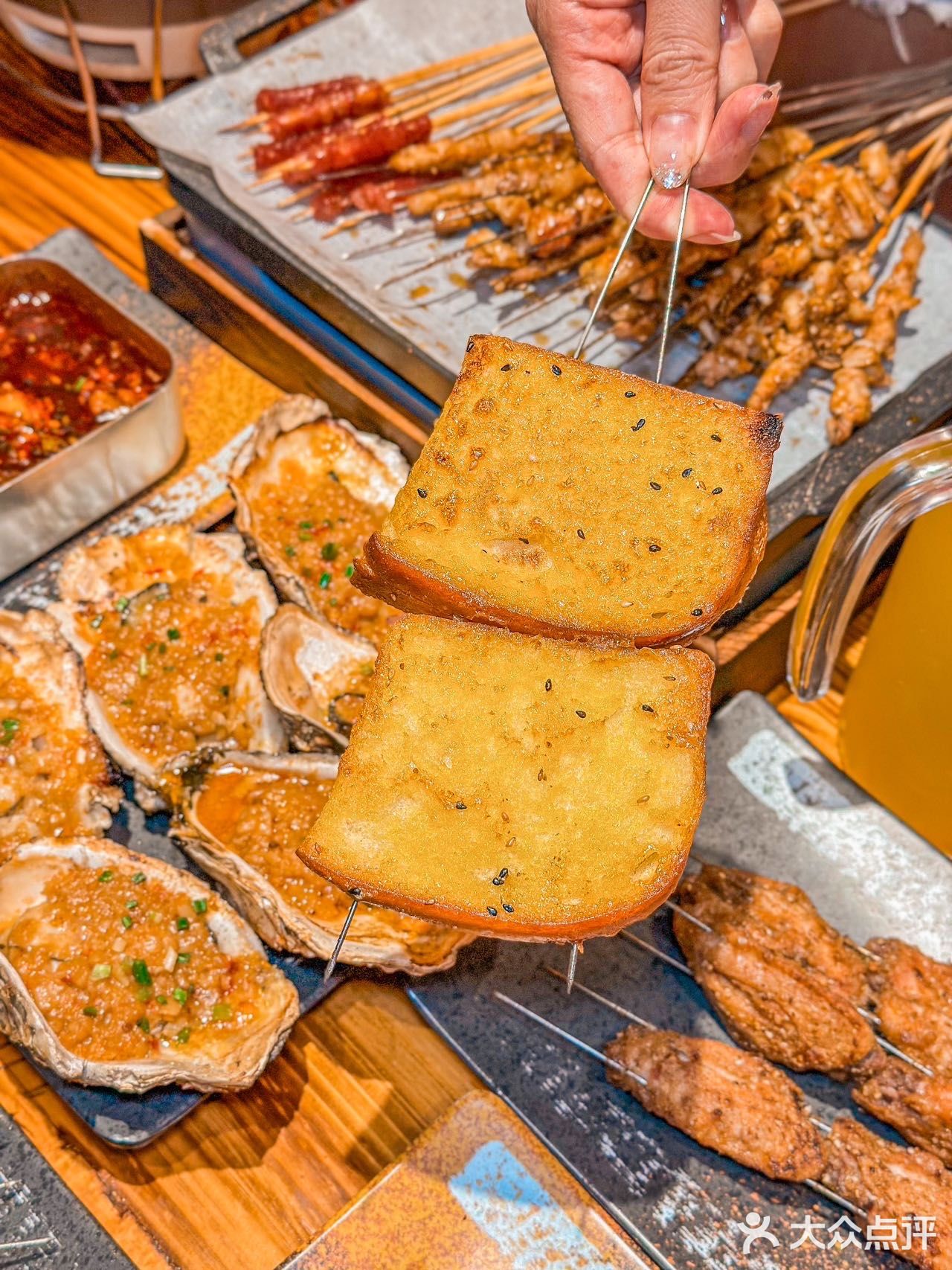 位于东明广场内 炫一口热气腾腾的美食 这一口