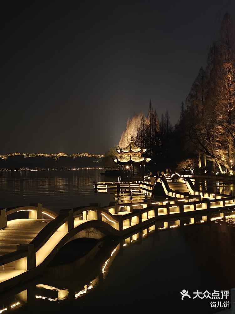 夜游西湖人少景美