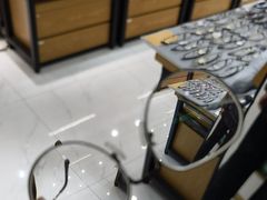 -美式眼镜·授权蔡司.依视路.尼康.豪雅.明月(人民广场店)