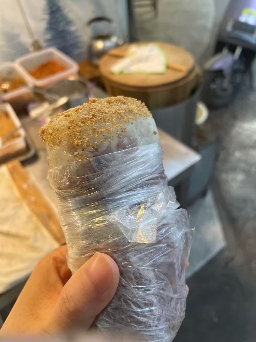 武汉的"过早"是闻名全国.何嫂糯米包油条