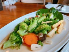 -Chom Cafe and Restaurant