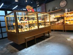 面包甜点陈列柜-啊噗吐呦现场烘焙(麦凯乐店)