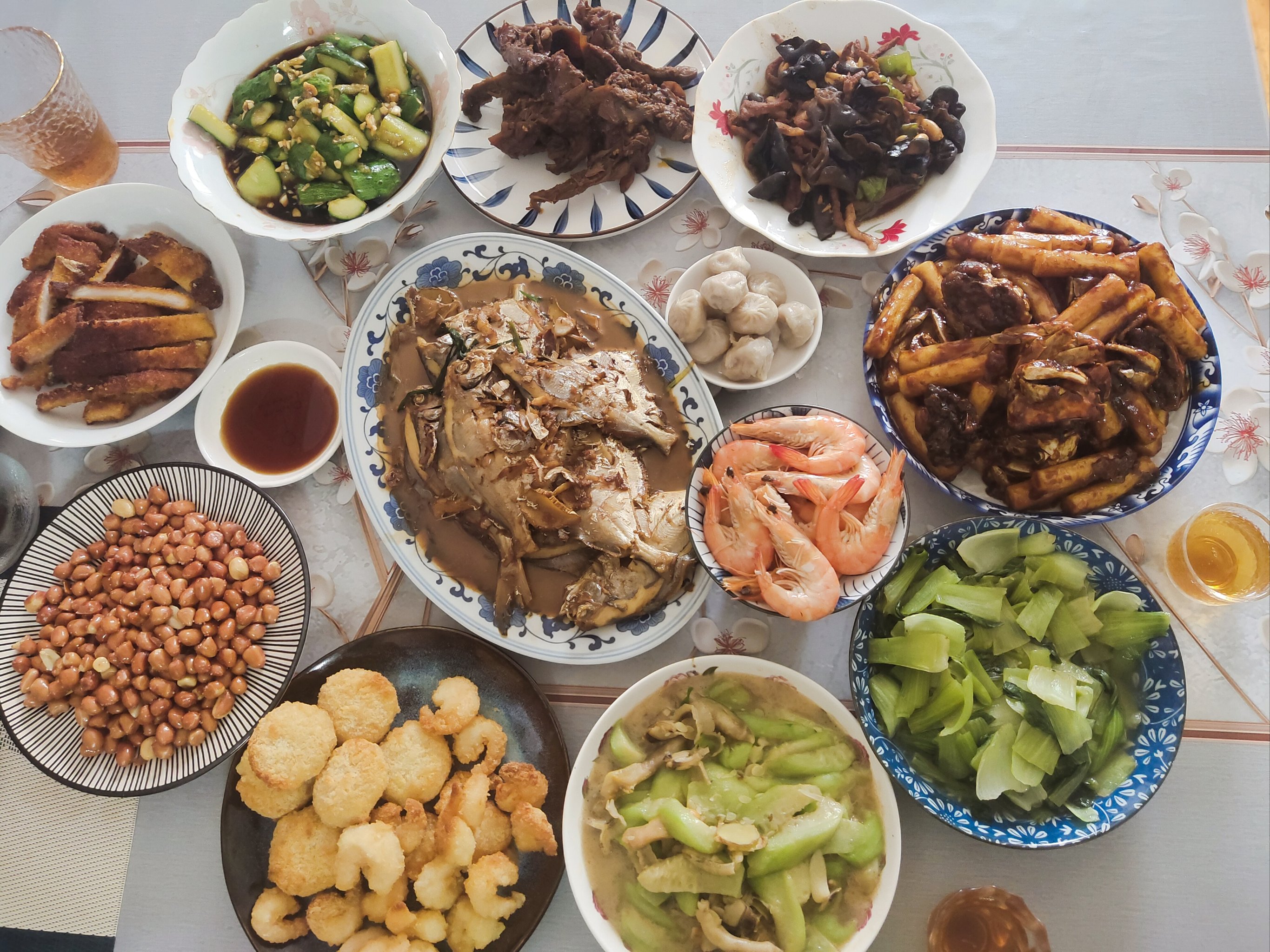 饭桌吃饭图片真实图片