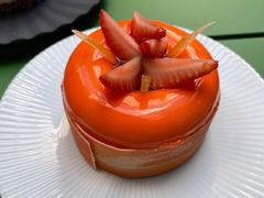 葡萄柚草莓萨伐仑松饼-潮一不贰·法式甜品·生日蛋糕·西式简餐(外滩店)