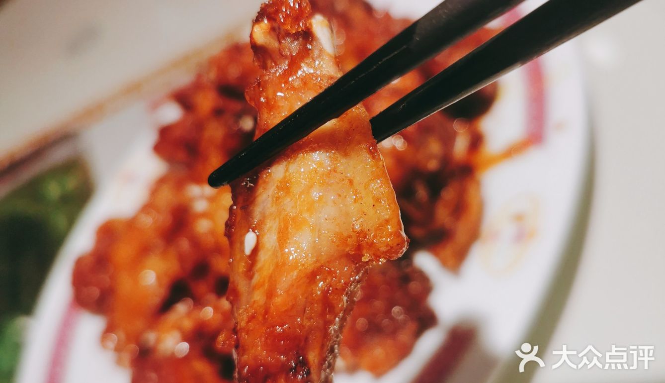 用用瓣开有很多汁流出来，一口下去外脆肉滑够汁够味
