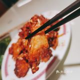 用用瓣开有很多汁流出来，一口下去外脆肉滑够汁够味