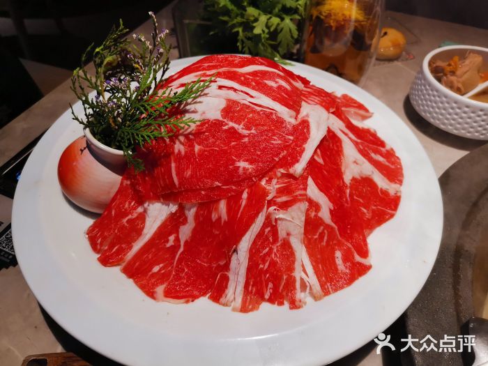 芸山季·云南野生菌火锅(宝能环球汇店)招牌M9雪花和牛图片