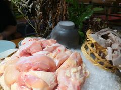 鸡肉-洪氏嗨捞·广东猪肚鸡·椰子鸡火锅(西咸万象城店)