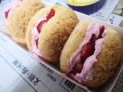 草莓泡芙-壹心榴莲千层蛋糕甜品店