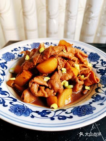 食材：土豆，西葫芦，油，八角，黄酱，葱，水，生抽