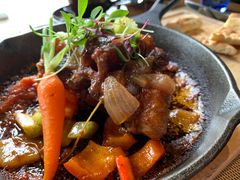 红酒炖牛尾配蔬菜面包-YUE·6·西式融合餐厅(外滩六号店)