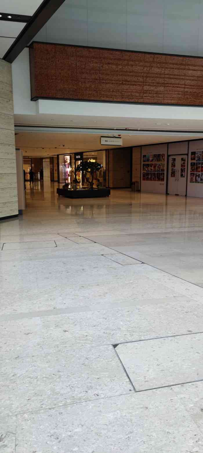 王府中环-"太差劲了这就是你们王府中环停车场里的钉.