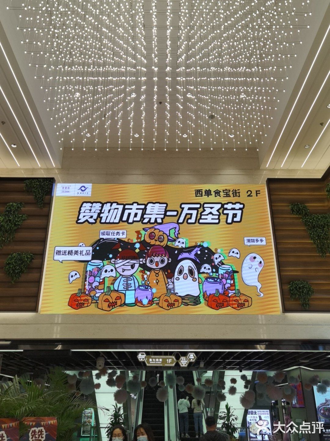 这家寿司店的店铺面积不是很大,但是服务人员十分热情周