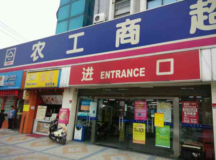 就在李子园花苑出口处,交通很方便.