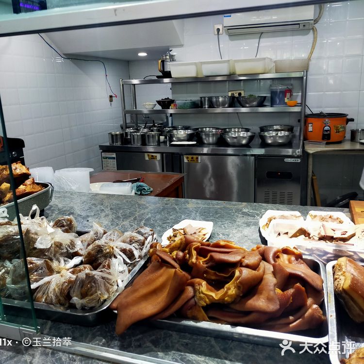 品种齐全一，服务也好，特别拉条子炒面和凉拌肘子超极好吃