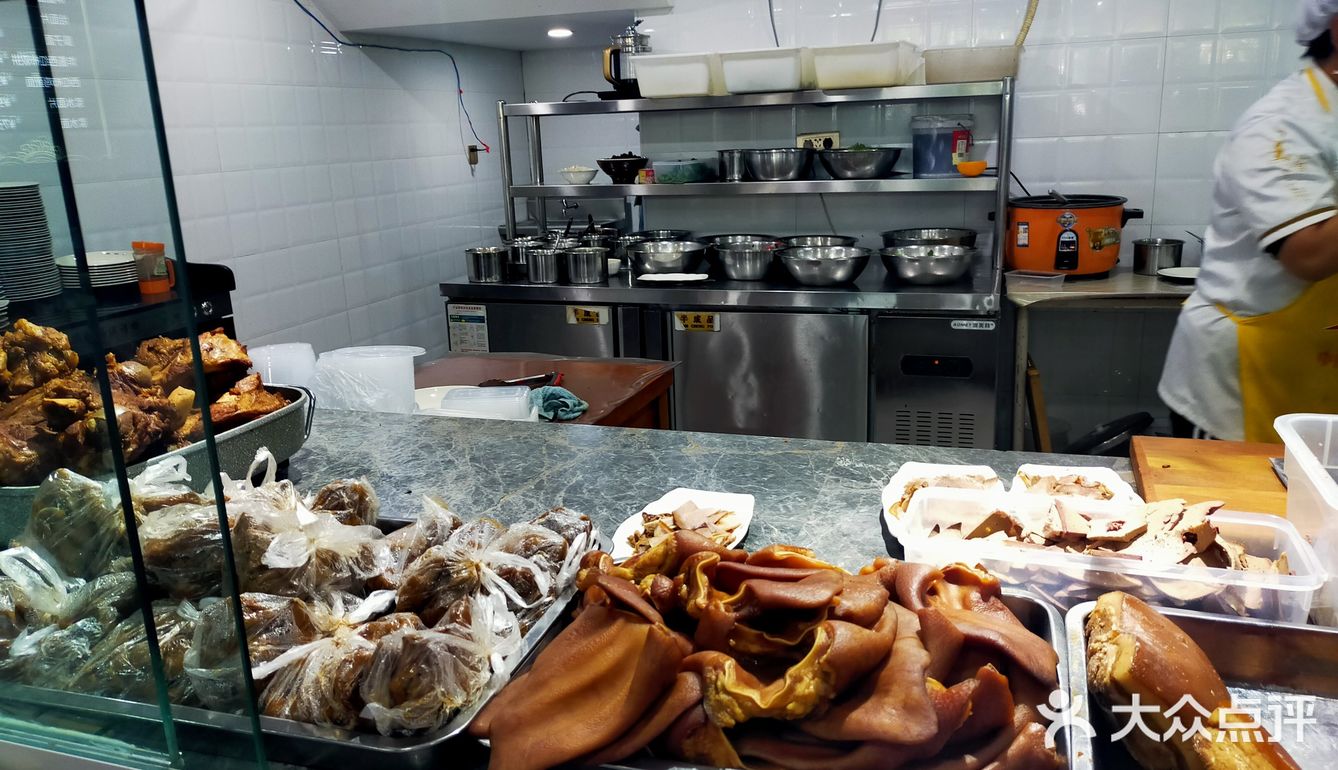 品种齐全一，服务也好，特别拉条子炒面和凉拌肘子超极好吃