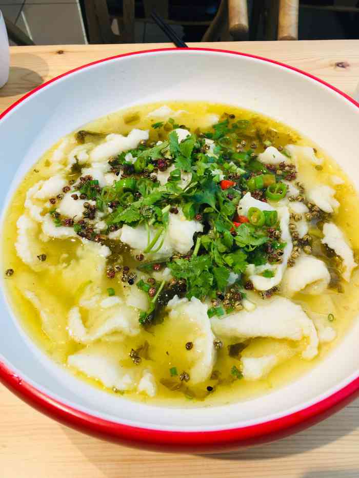 「藤椒龙利鱼」泡菜 柠檬水  鱼挺嫩的,盐加多了, 有点咸,素菜种类少