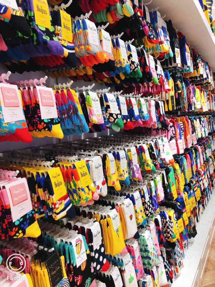 happy socks(嘉里中心店)-"一家销售袜子的商店,款式好看但价格不便宜