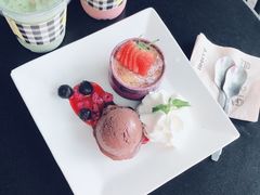 -莓园冰淇淋店