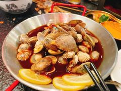 -何妹湿辣牛肉·粤式烧烤砂煲(桂雅路店)