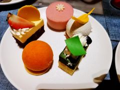 -鲜艳全日餐厅(长江之舟华邑酒店)