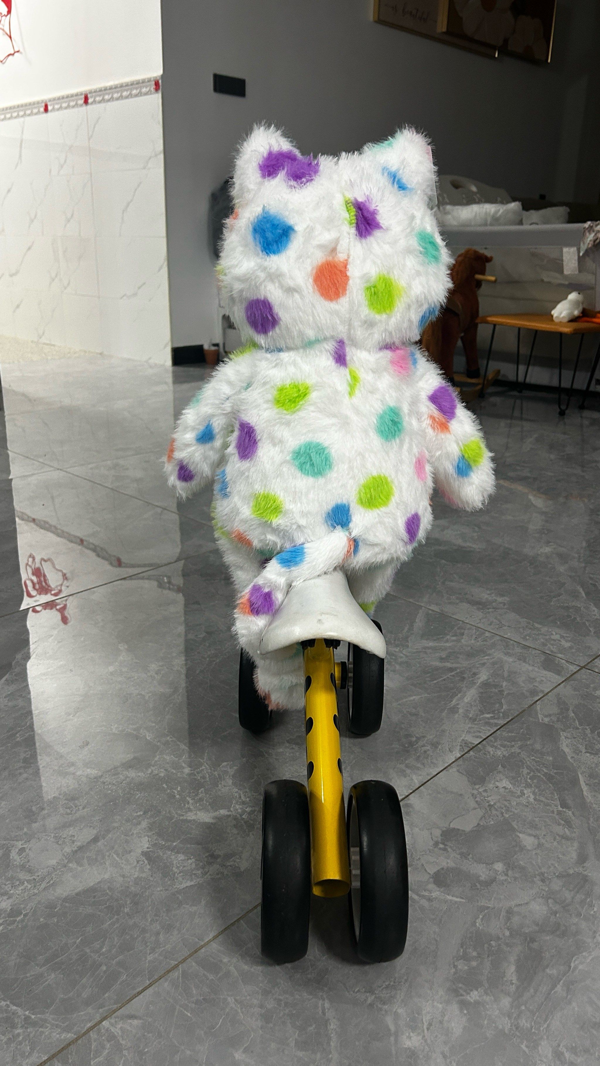 带着心爱的小玩具逛街